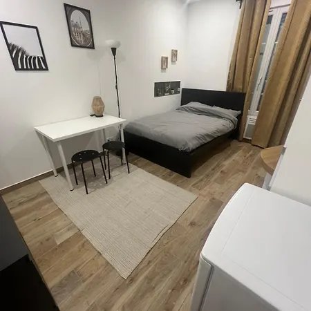 Neuf Rue De Saint Denis